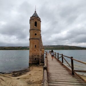 La Iglesia Sumergida del Embalse del Ebro: Historia y Simbolismo