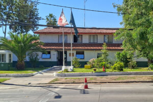Fachada de una comisaría de Carabineros de Chile en Santiago