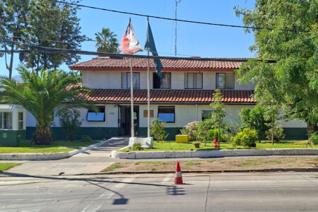 Fachada de una comisaría de Carabineros de Chile en Santiago