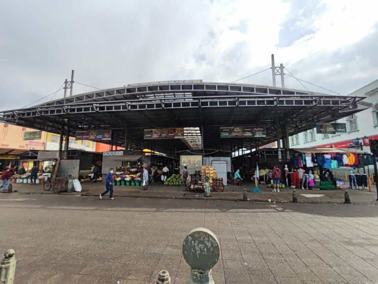 Puestos de comercio en la Feria Pinto de Temuco, Región de La Araucanía