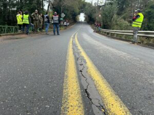 Grieta en el pavimento de la Segunda Faja, ruta entre Pucón y Villarrica