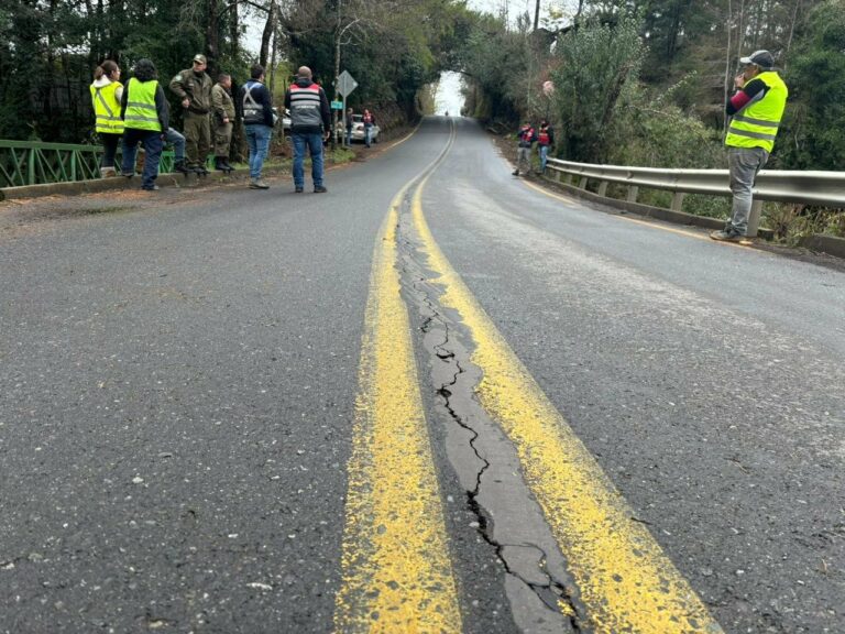 Grieta en el pavimento de la Segunda Faja, ruta entre Pucón y Villarrica