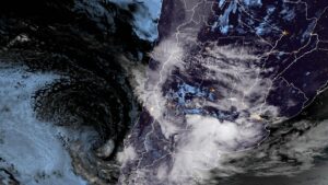 Imagen satelital GOES-19 antes del amanecer del miércoles 7 de octubre de 2026, con nubosidad sobre el centro y sur de Chile