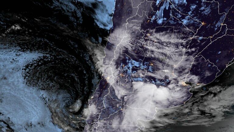 Imagen satelital GOES-19 antes del amanecer del miércoles 7 de octubre de 2026, con nubosidad sobre el centro y sur de Chile