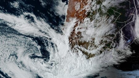 Imagen satelital GOES-19 con la nubosidad sobre el centro y sur de Chile el martes 6 de octubre de 2026