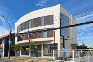 Proyecto de Presupuesto 2027 deja sin fondos «Yo Elijo mi PC»: La Araucanía recibió 5.570 computadores en 2026 Fachada de la Dirección Regional de la Junaeb en Rancagua