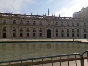 Fachada del Palacio de La Moneda vista desde la Alameda, en Santiago