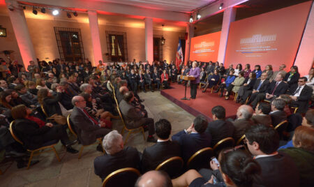 La presidenta Michelle Bachelet en la ceremonia de promulgación de la Ley Ricarte Soto en La Moneda, en 2015