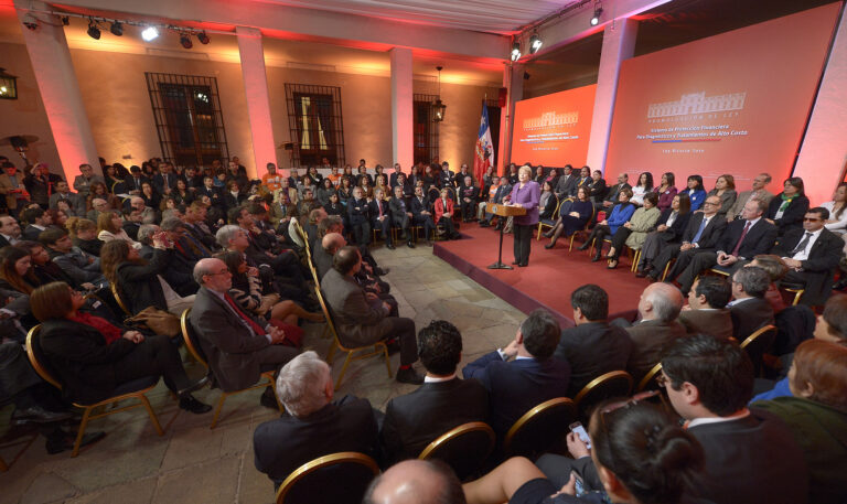La presidenta Michelle Bachelet en la ceremonia de promulgación de la Ley Ricarte Soto en La Moneda, en 2015